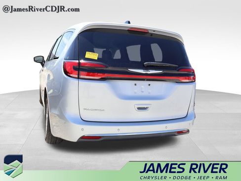 Used 2023 Chrysler Pacifica Touring-L FWD image 16