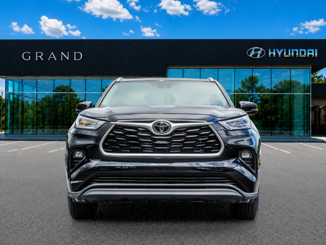 Used 2023 Toyota Highlander XLE FWD image 8