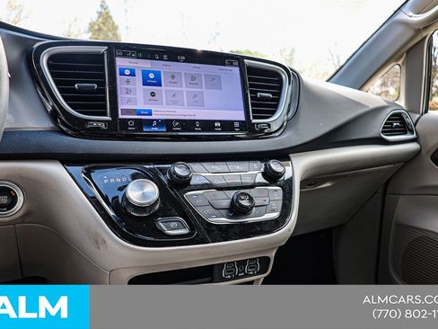 Used 2024 Chrysler Pacifica Touring-L image 32