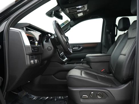 Used 2025 GMC Yukon XL Denali AWD/4WD image 24