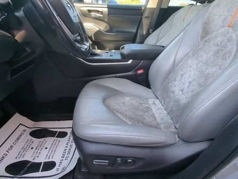 Used 2022 Toyota Highlander Bronze Edition AWD/4WD image 10