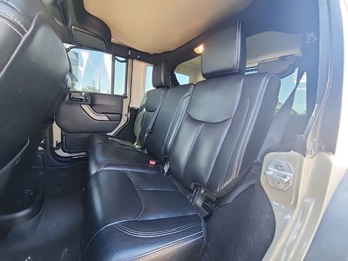 Used 2017 Jeep Wrangler Unlimited Rubicon w/ Connectivity Group image 12