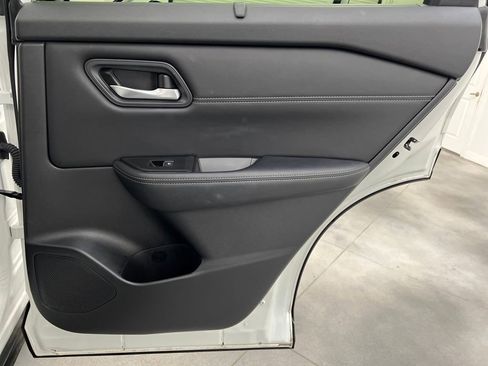 Used 2025 Nissan Rogue SL w/ Tech Package FWD image 19