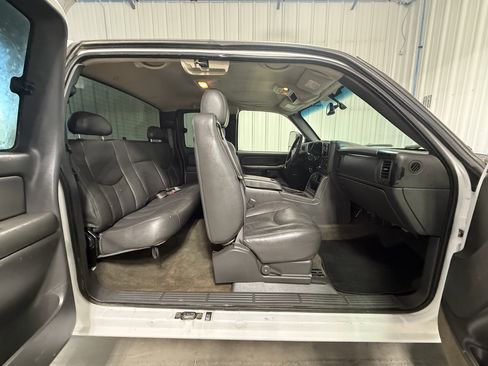 Used 2004 Chevrolet Silverado 2500 LS w/ Heavy-Duty Power Package AWD/4WD image 7