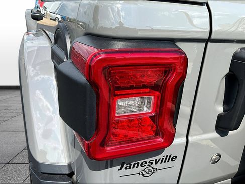 Used 2020 Jeep Wrangler Unlimited Sahara AWD/4WD image 25