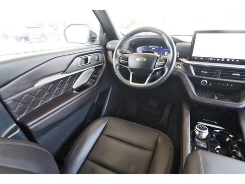 Used 2025 Ford Explorer Platinum w/ Ultimate Package AWD/4WD image 7