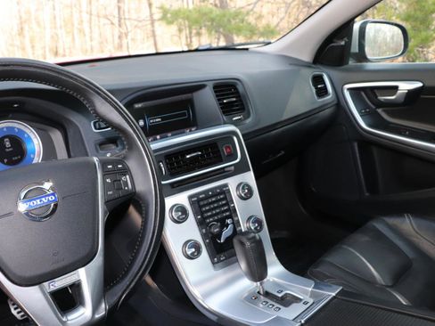 Used 2012 Volvo S60 T6 R-Design image 9