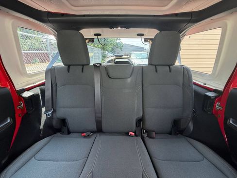 Used 2025 Jeep Wrangler Unlimited Sahara AWD/4WD image 38