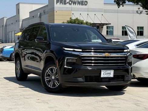 Used 2025 Chevrolet Traverse LT AWD/4WD image 2