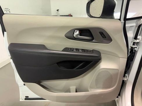 Used 2023 Chrysler Pacifica Touring-L FWD image 11