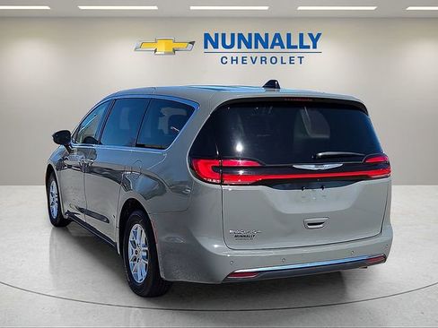 Used 2023 Chrysler Pacifica Touring-L image 3