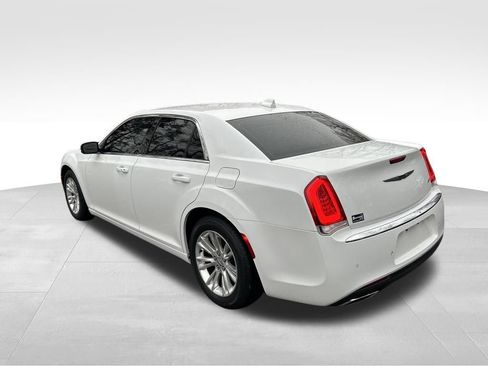 Used 2021 Chrysler 300 Touring L image 3
