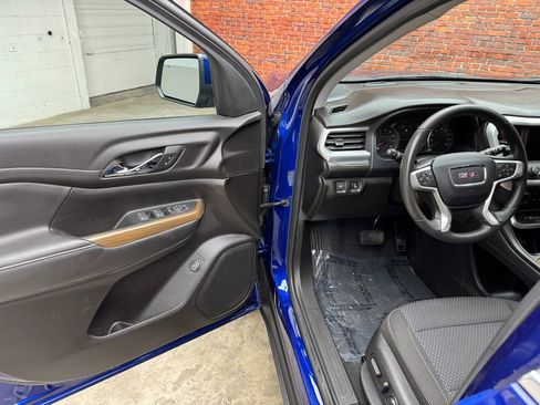 Used 2023 GMC Acadia SLE w/ Driver Convenience Package image 9