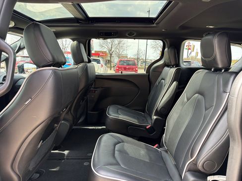 Used 2026 Chrysler Pacifica Limited image 23