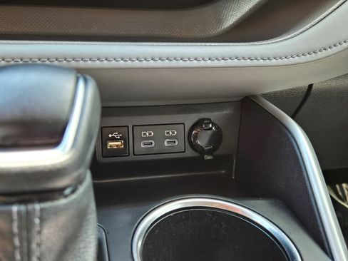 Used 2024 Toyota Highlander LE FWD image 27