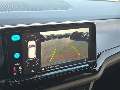 Used 2024 Volkswagen Atlas Cross Sport SE image 32