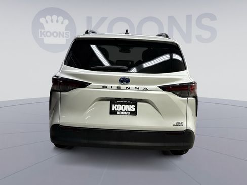 Used 2022 Toyota Sienna XLE image 11