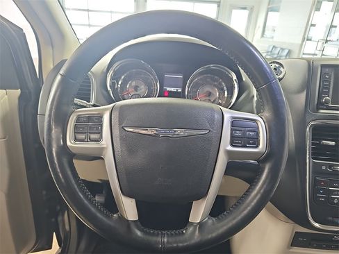 Used 2015 Chrysler Town & Country Touring-L w/ Driver Convenience Group image 22