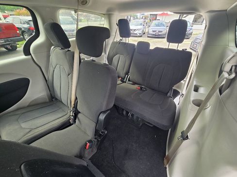 Used 2017 Chrysler Pacifica LX FWD image 28