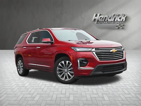 Used 2023 Chevrolet Traverse Premier FWD image 2