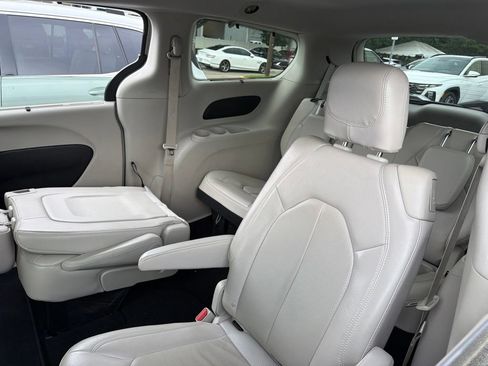 Used 2019 Chrysler Pacifica Touring-L FWD image 8
