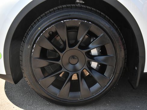 Used 2023 Tesla Model Y Long Range AWD/4WD image 12