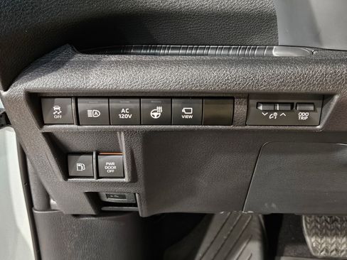 Used 2025 Toyota Sienna Platinum image 26