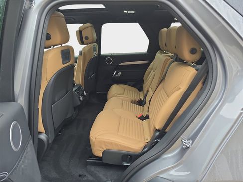 New 2026 Land Rover Discovery Dynamic SE image 15