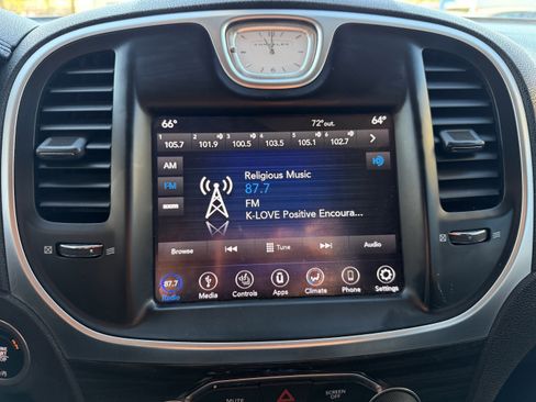 Used 2018 Chrysler 300 Touring L image 15