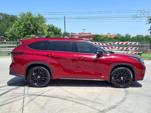 Used 2024 Toyota Highlander XSE FWD image 2