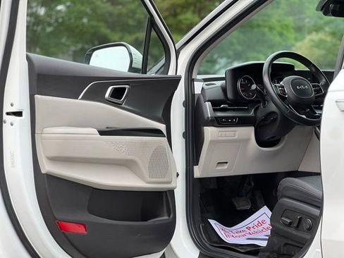 Used 2022 Kia Carnival LX FWD image 8