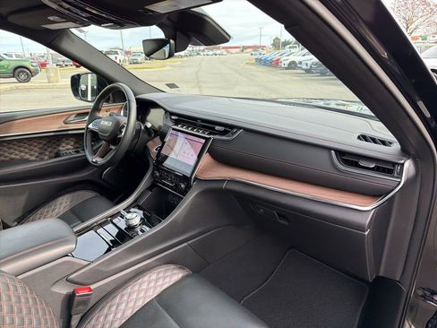 Used 2025 Jeep Grand Cherokee Summit image 23