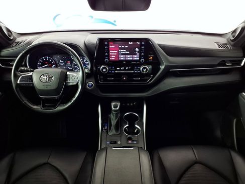 Used 2021 Toyota Highlander XSE FWD image 13