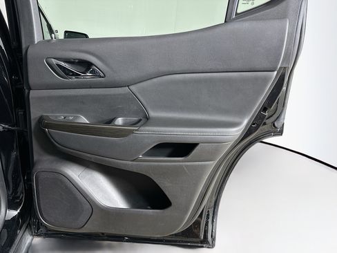 Used 2023 GMC Acadia SLT image 32