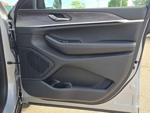 New 2025 Jeep Grand Cherokee Limited w/ Luxury Tech Group II image 9