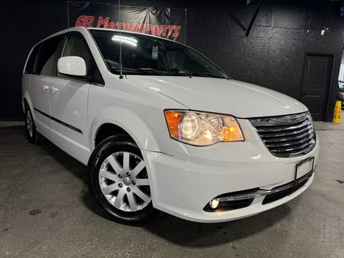 Used 2014 Chrysler Town & Country Touring image 7