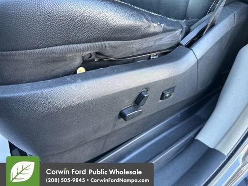 Used 2014 Chrysler Town & Country Touring image 27