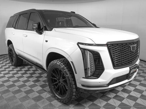 Used 2025 Cadillac Escalade Sport Platinum w/ LPO, ONYX Package AWD/4WD image 3