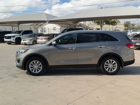 Used 2018 Kia Sorento L image 6
