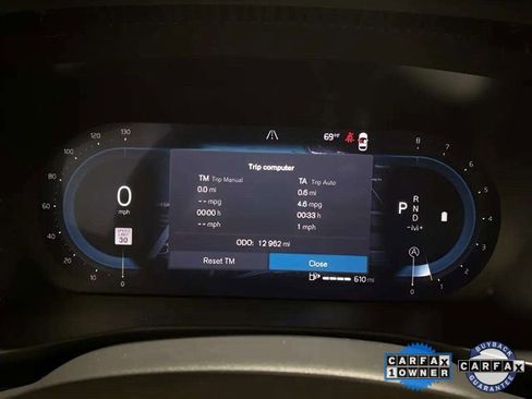 Used 2025 Volvo XC40 B5 Plus image 10