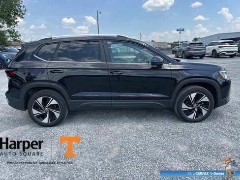 Used 2025 Volkswagen Taos SE w/ Panoramic Sunroof Package AWD/4WD image 6