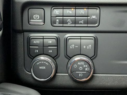 Used 2025 Chevrolet Tahoe Z71 AWD/4WD image 38