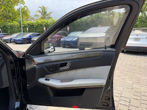 Used 2010 Mercedes-Benz E 550 Sedan image 39