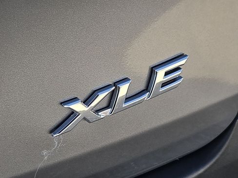 Used 2026 Toyota Sienna XLE FWD image 11