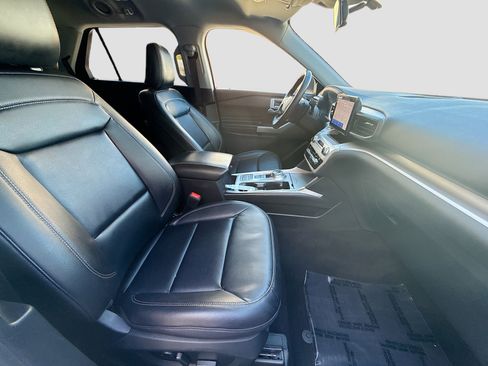 Used 2021 Ford Explorer XLT w/ Equipment Group 202A image 32