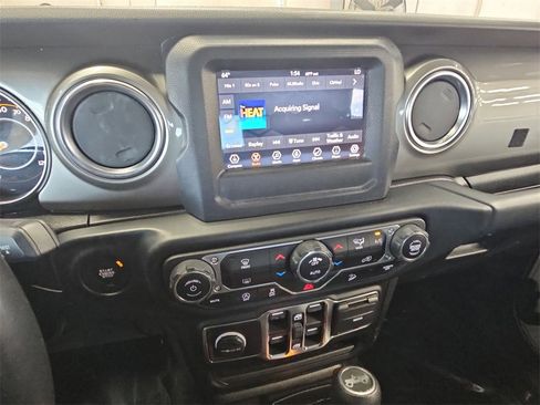 Used 2020 Jeep Wrangler Unlimited Sahara image 19