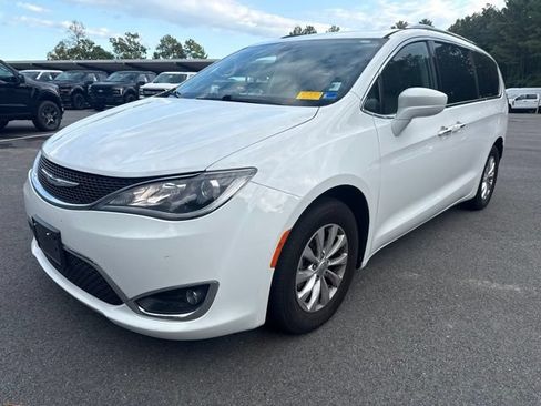 Used 2018 Chrysler Pacifica Touring-L FWD image 1