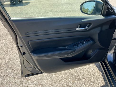 Used 2024 Nissan Altima 2.5 SV FWD image 11