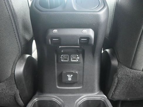 Used 2018 Jeep Wrangler Unlimited Sahara image 17