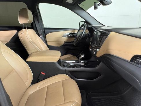 Used 2023 Chevrolet Traverse Premier FWD image 14